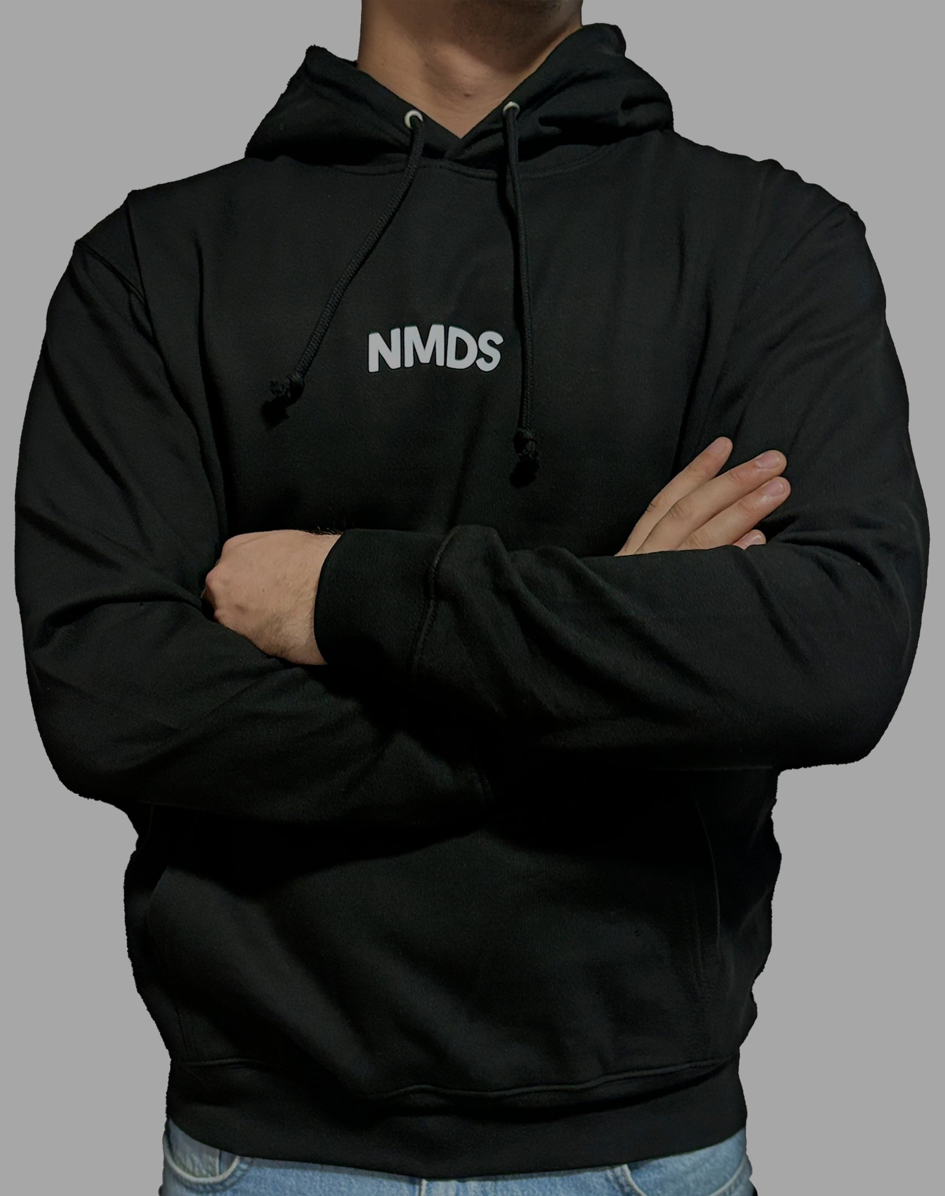 Sudadera con capucha Nómadas 24/7 en uso, estilo urbano