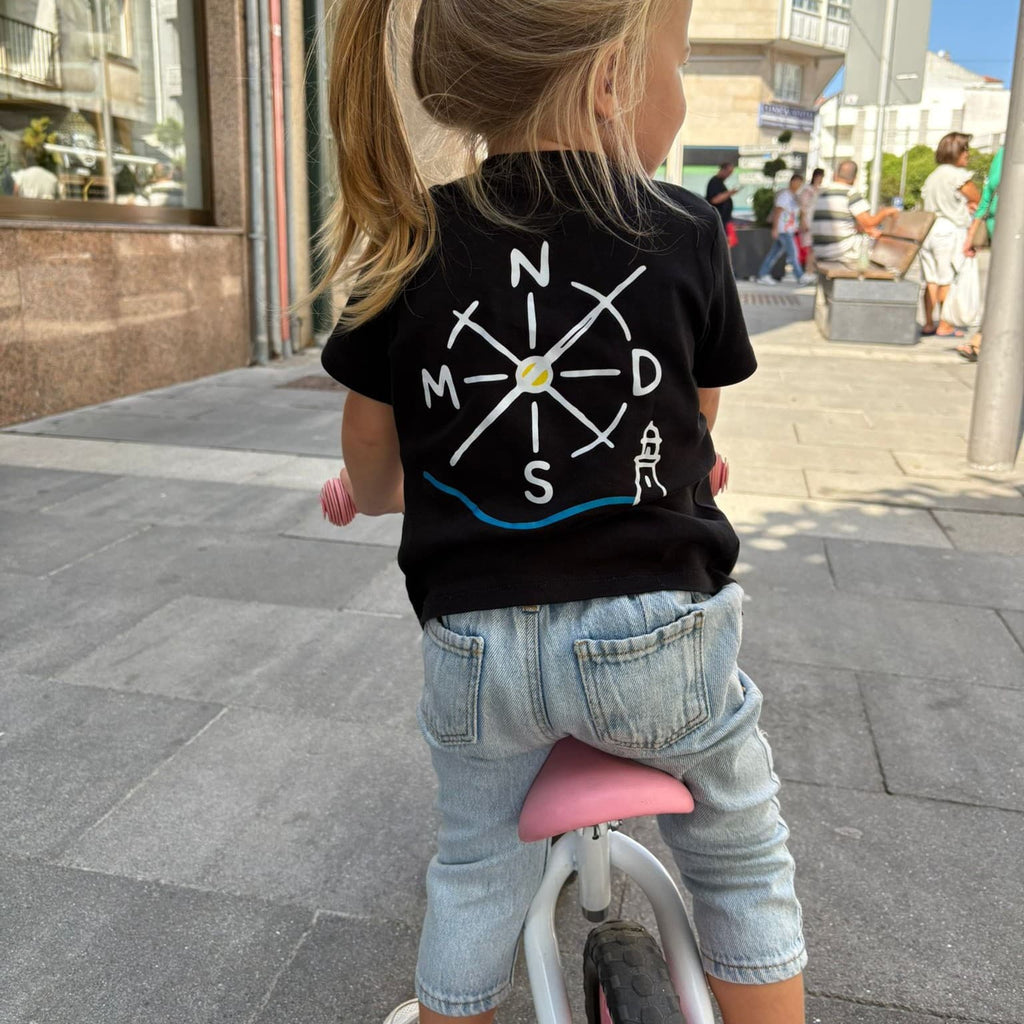 Niña con camiseta nómadas 24/7 negra vista trasera