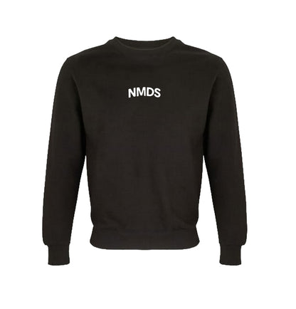 Sudadera NMDS Essential negra cuello redondo vista frontal con logo